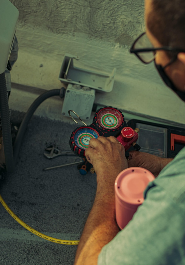 air conditioner repair technician